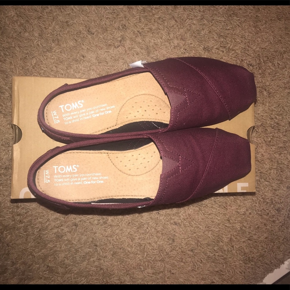 BNWT Brand new with tags 7.5 Toms